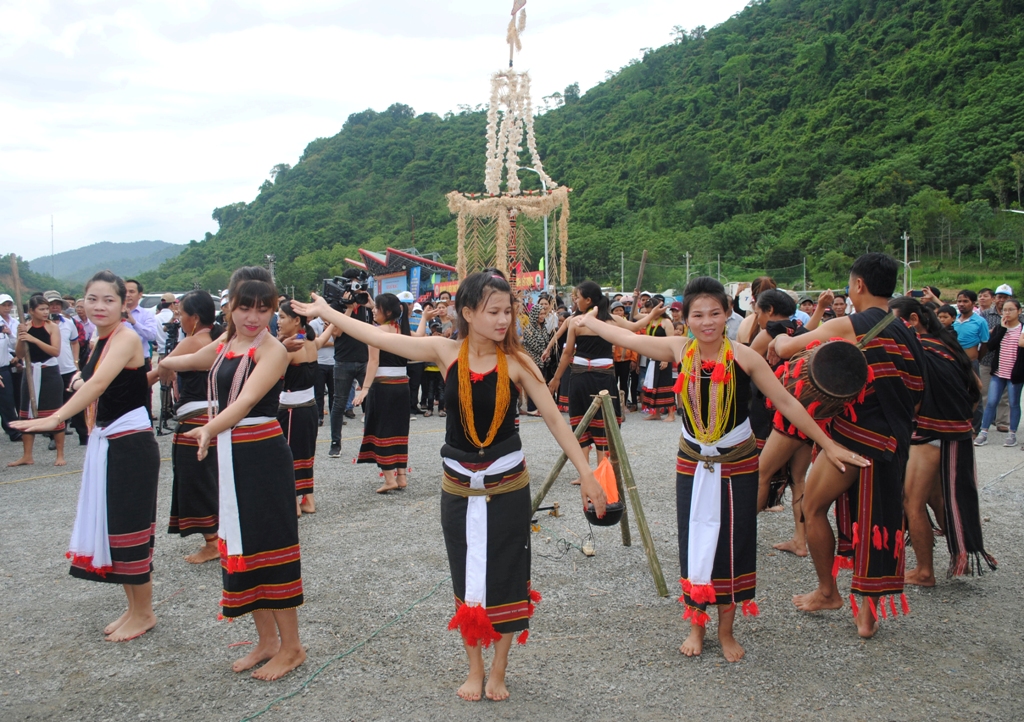Trang phục truyền thống của người Cadong huyện Bắc Trà My (Quảng Nam) trong lễ hội của cộng đồng.