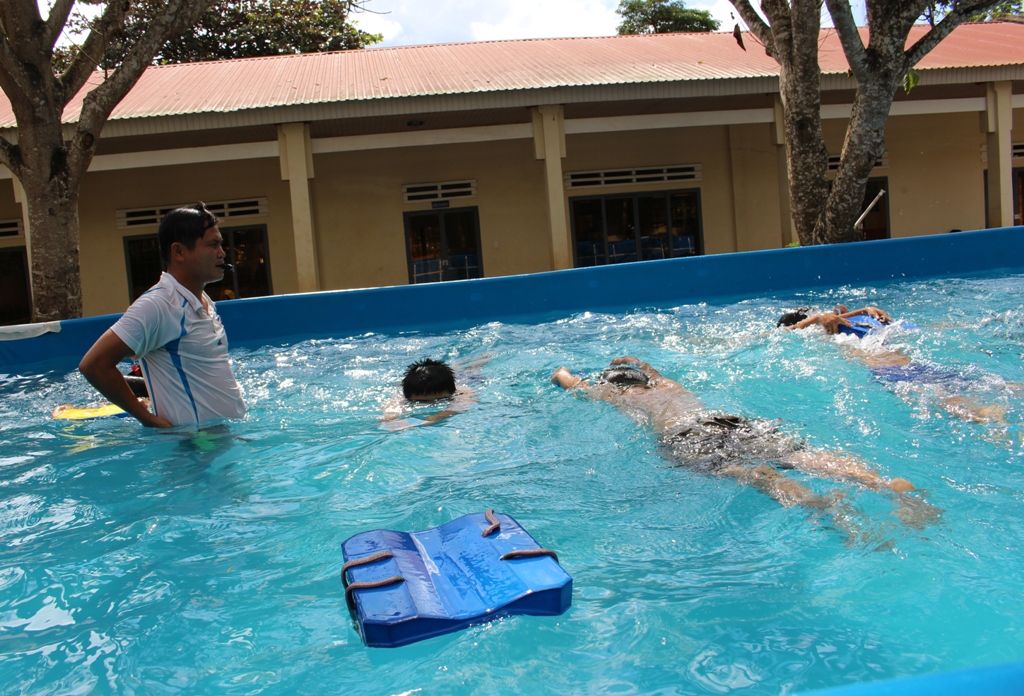 Các học viên được giáo viên trực tiếp hướng dẫn từng kỹ thuật bơi cơ bản.