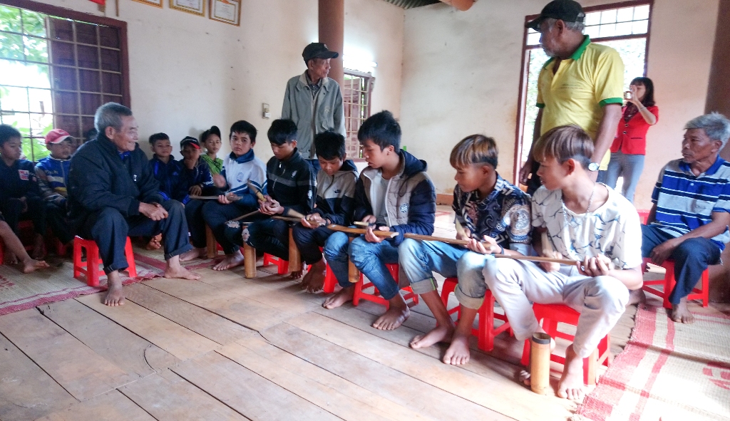 Lớp dạy đánh chiêng tại xã Ea Drông.