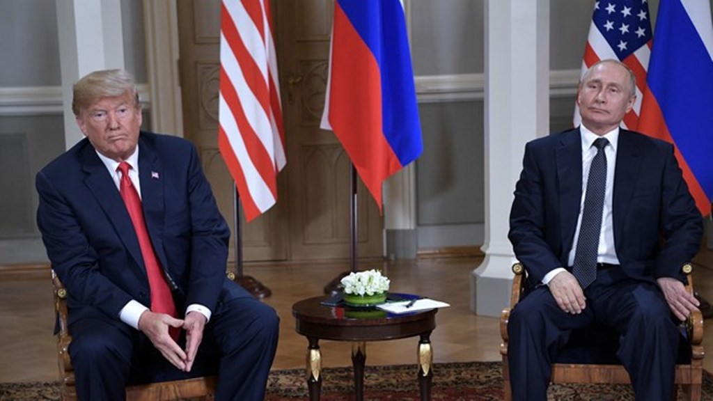Tổng thống Nga Vladimir Putin (phải) và người đồng cấp Mỹ Donald Trump. Ảnh: Reuters