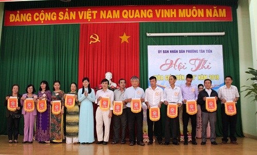 Ban tổ chức trao cờ lưu niệm cho các Tổ hòa giải tham gia Hội thi “Hòa giải viên giỏi”