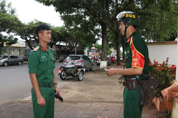 Tổ Kiểm soát quân sự kiểm tra giấy tờ đột xuất quân nhân ngoài doanh trại.