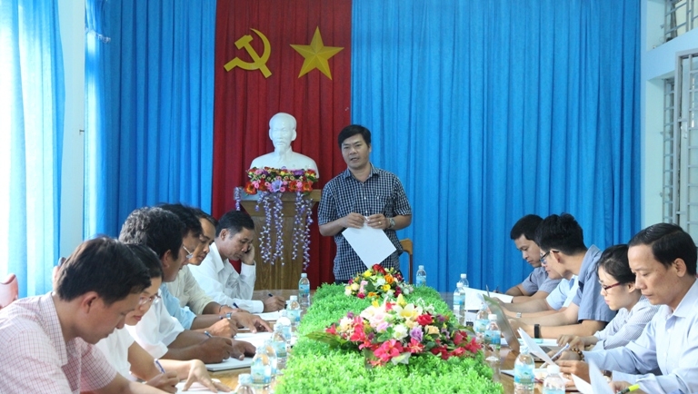 Trưởng phòng CCHC (Sở Nội vụ) Lê Trần Vinh phát biểu kết luận buổi làm việc tại xã Krông Jing. 