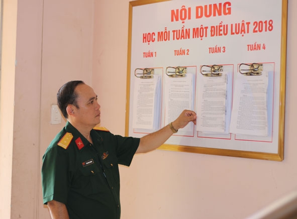 Mô hình “Mỗi ngày học một điều luật” của Ban CHQS huyện Ea Kar. 