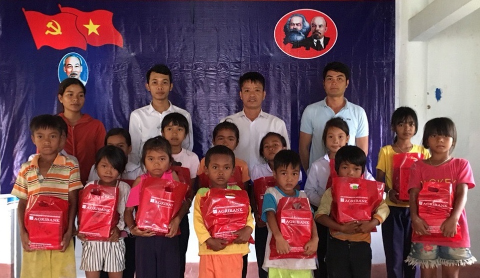 Agribank Đắk Lắk tặng vở cho các cháu học sinh tại Buôn Par (xã Cư Prao, huyện M'Đắk) nhân dịp khai giảng năm học mới 2018–2019. 