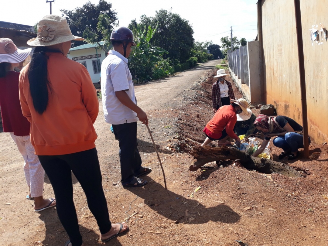 Người dân buôn Niêng 1 tham gia dọn vệ sinh nội buôn.