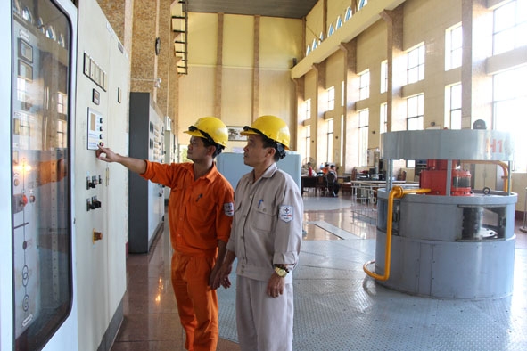 Các kỹ sư đang điều khiển vận hành các tổ máy của thủy điện Đrây H’linh. 