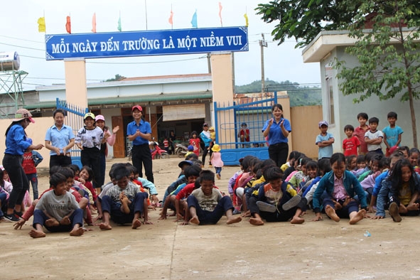 Các em thiếu nhi hào hứng với trò chơi đua thuyền trên cạn. 