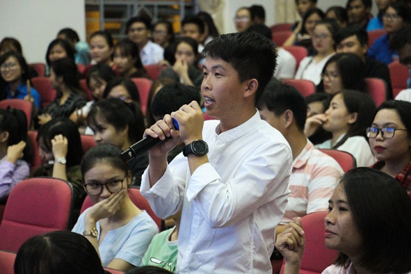 Sinh viên đặt câu hỏi cho các diễn giả tại buổi Talk show. 