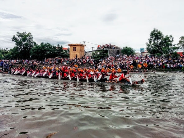 Nô nức lễ hội đua thuyền ở Lệ Thủy.    