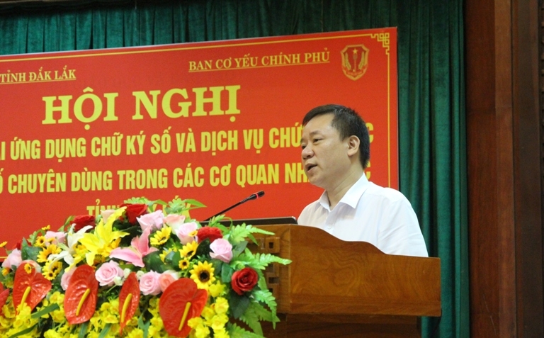 Phó Cục trưởng Cục Cơ yếu Đảng - Chính quyền Ngô Đức Thắng trình bày các nội dung tại hội nghị. 