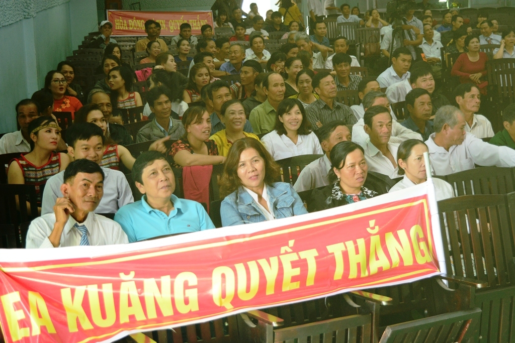 Đông đảo khán giả đến theo dõi hội thi.