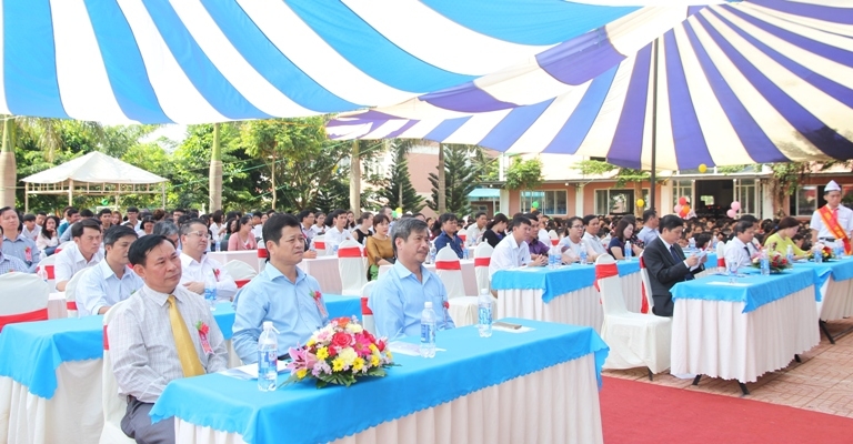 Các đại biểu tham dự buổi lễ.
