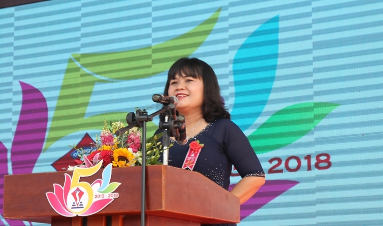 Phó Chủ tịch UBND tỉnh H’Yim Kđoh đọc thư chúc mừng của Chủ tịch nước nhân ngày khai giảng năm học 2018-2019. 