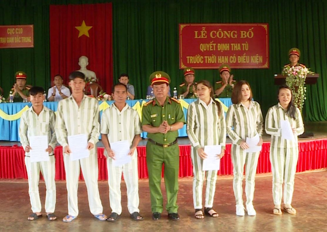 Lễ công bố quyết định tha tù tại trại giam Đắk Trung.