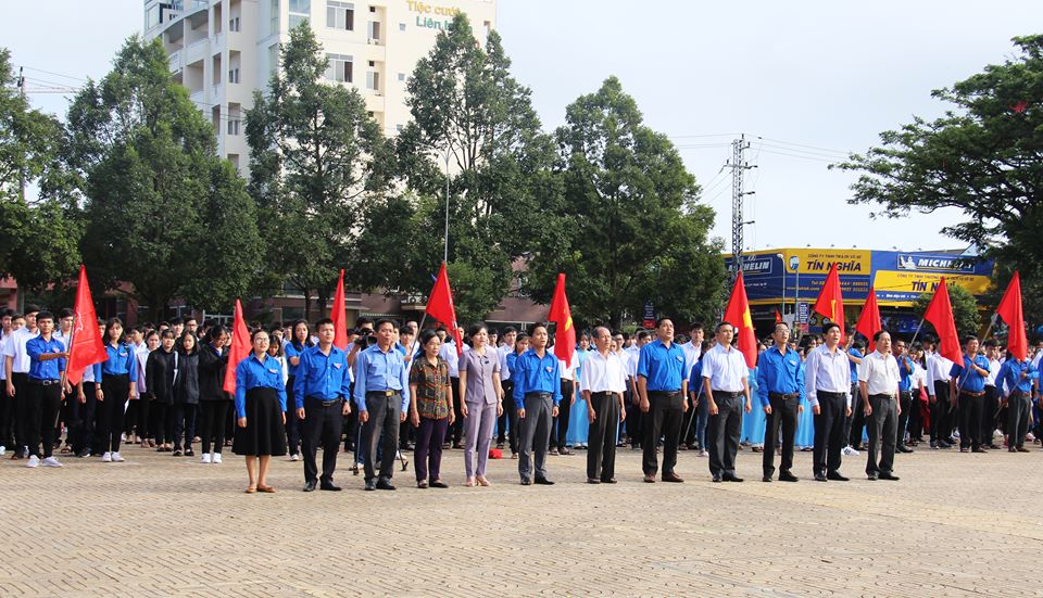 Đại biểu và đoàn viên thanh niên thực hiện nghi lễ chào cờ