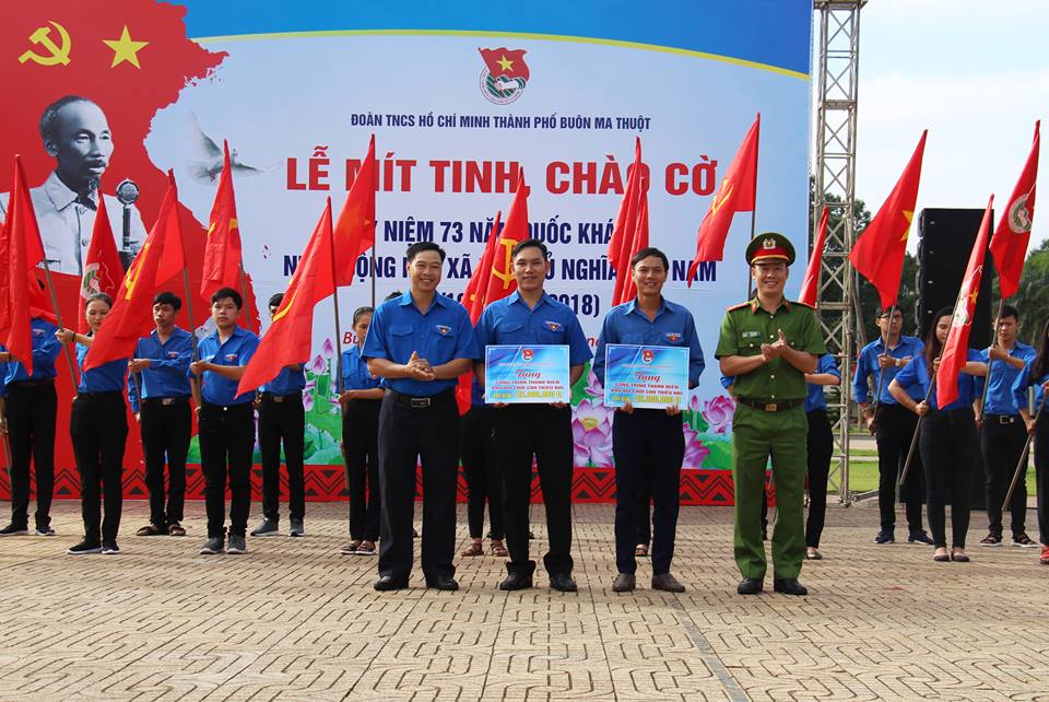 Cụm giao ước thi đua khối Cơ quan hành chính sự nghiệp và Lực lượng vũ trang, Đoàn cơ sở Công an TP. Buôn Ma Thuột đã tặng 2 công trình khu vui chơi thiếu nhi 