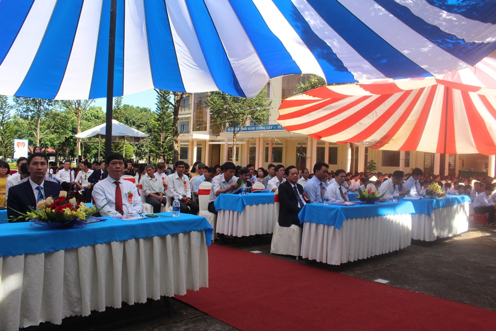 Đại biểu tham dự buổi lễ.