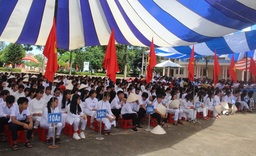 Học sinh Trường THPT Trần Quang Khải trong ngày khai giảng.