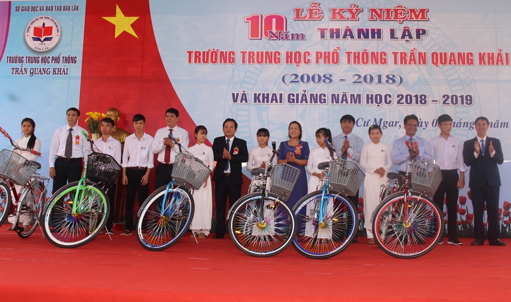 Trao xe đạp tặng các em học sinh vượt khó vươn lên trong học tập.