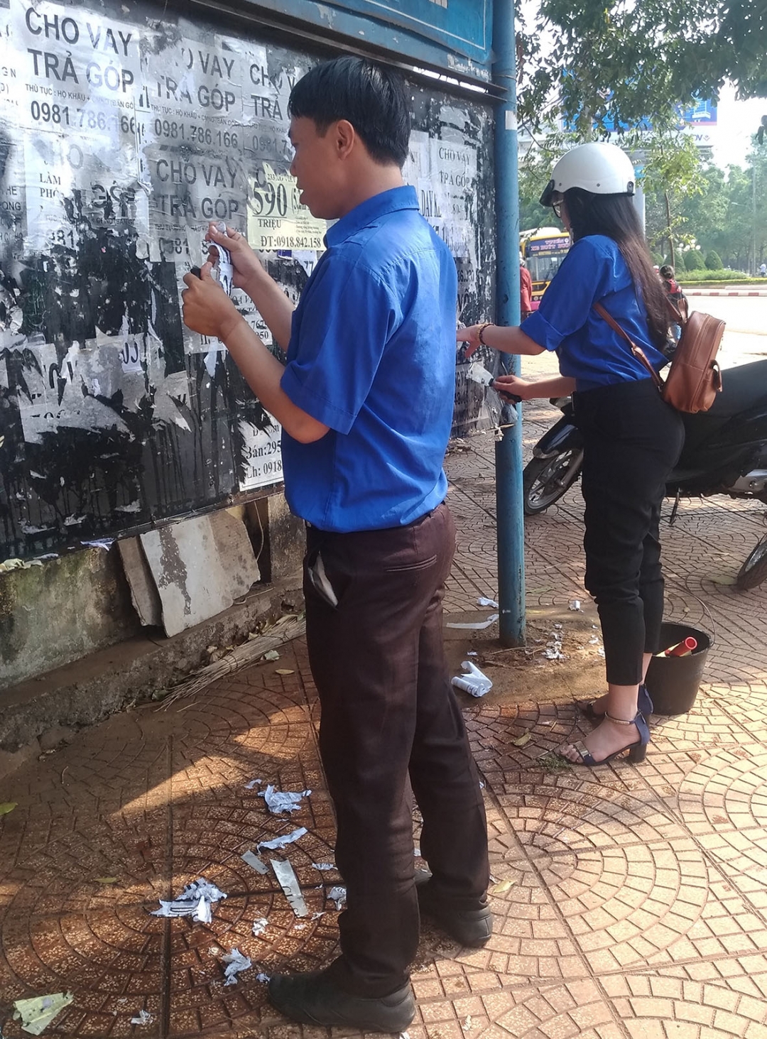 Anh Nguyễn Bá Chí Công cùng thanh niên phường Thắng Lợi ra quân xóa quảng cáo nơi công cộng.
