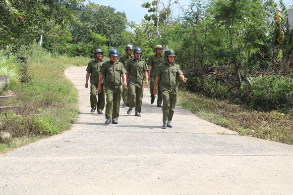 Lực lượng Công an xã Ea Ô (huyện Ea Kar) trên đường tuần tra, kiểm soát.  