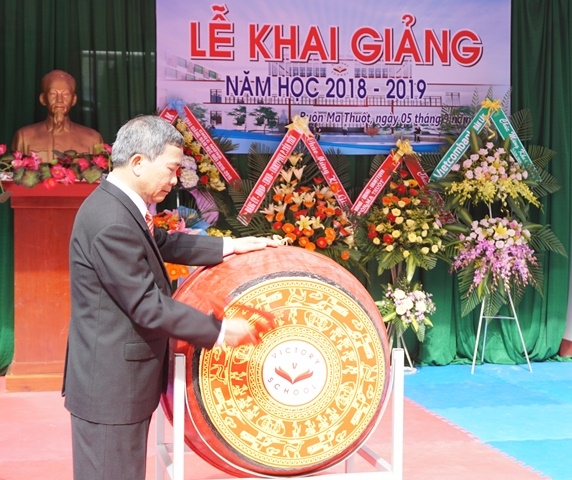 Hiệu trưởng nhà trường Trương Văn Tỵ đánh trống khai giảng năm học mới.