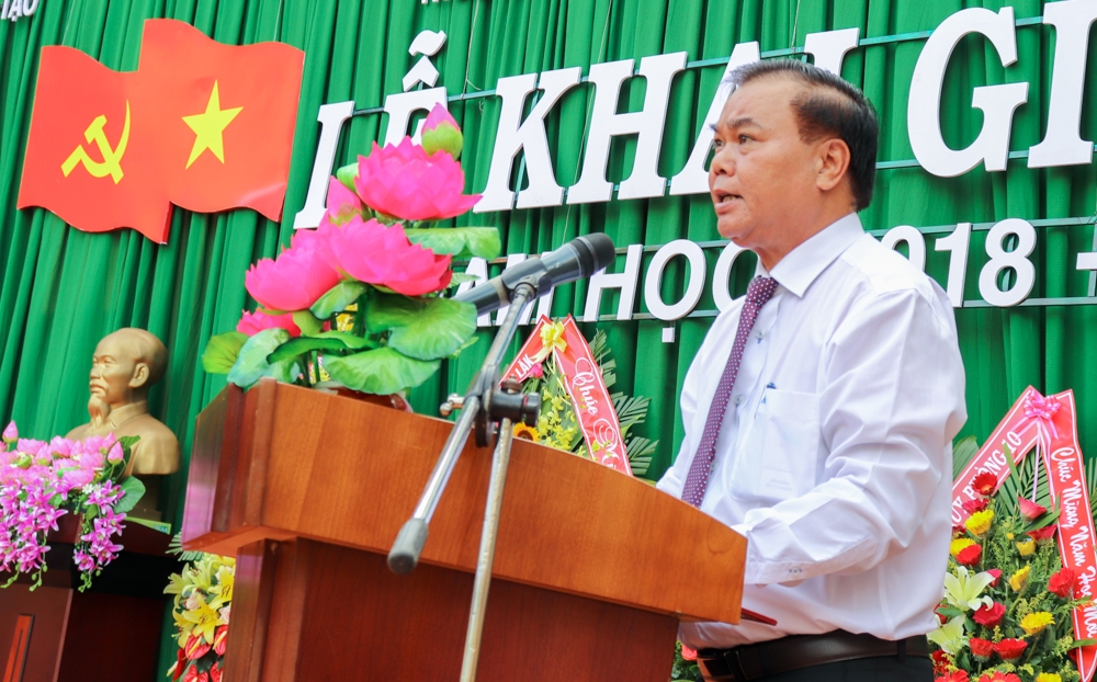 Bí thư Tỉnh ủy Êban Y Phu đọc thư của Chủ tịch nước nhân ngày khai giảng.
