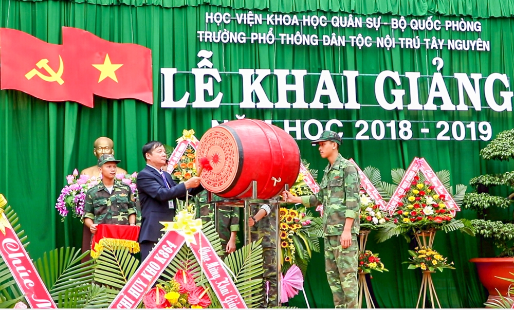 Hiệu trưởng Trường Phổ thông Dân tộc nội trú Tây Nguyên Nguyễn Ngọc Phan đánh trống khai giảng.