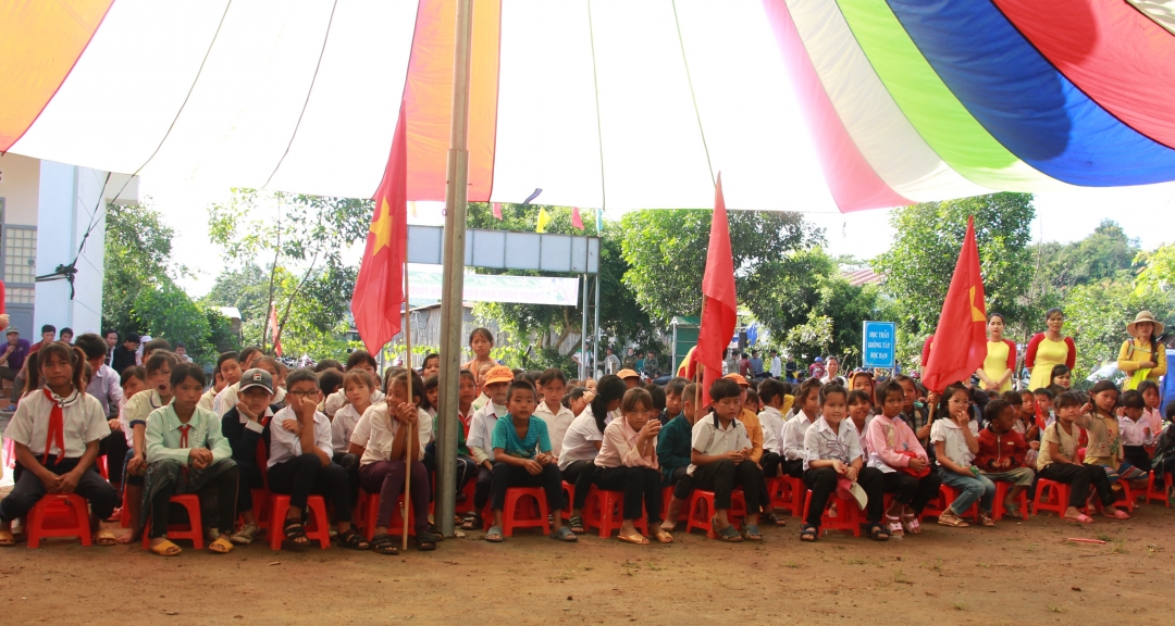 Học sinh đến dự lễ khai giảng.