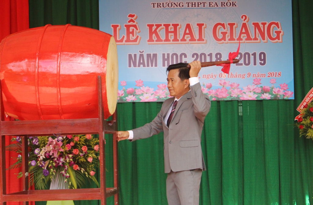 Hiệu trưởng Trường THPT Ea Rốk Lê Quang Trường đánh trống khai giảng năm học mới