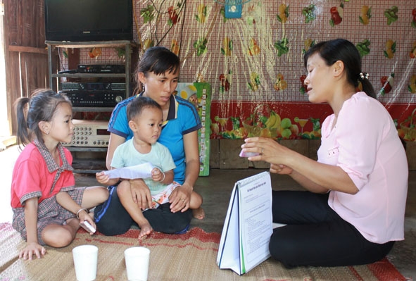 Cán bộ dân số huyện Ea Súp hướng dẫn phụ nữ trên địa bàn cách sử dụng biện pháp tránh thai để thực hiện kế hoạch hóa gia đình