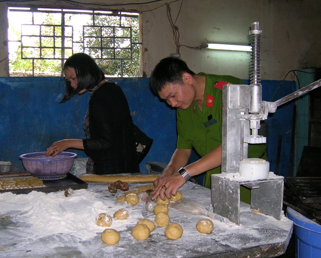 Lực lượng chức năng kiểm tra tại một cơ sở sản xuất bánh Trung thu trên địa bàn TP. Buôn Ma Thuột. 