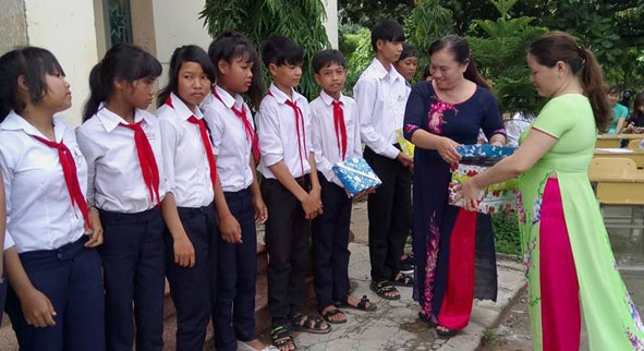 Cô Hải phát thưởng cho học sinh.    
