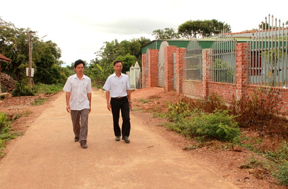 Đường giao thông buôn Ega, xã Cư Ni (huyện Ea Kar) được bê tông hóa từ nguồn vốn của Nhà nước và nhân dân đóng góp.