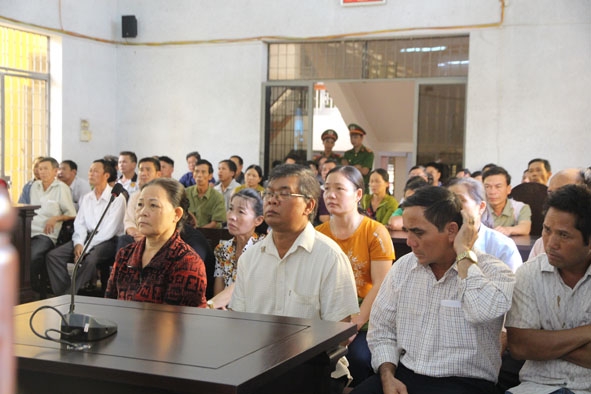 Rất nhiều nạn nhân của bị cáo Y Tuyến Ksơr tham dự phiên tòa.