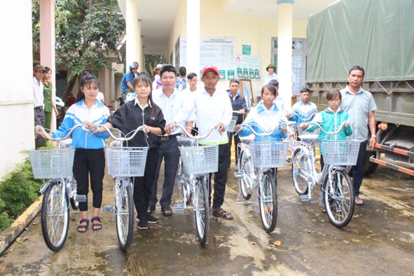 Các em học sinh ở buôn Đắk Sar (xã Đắk Nuê, huyện Lắk) được nhận xe đạp.  