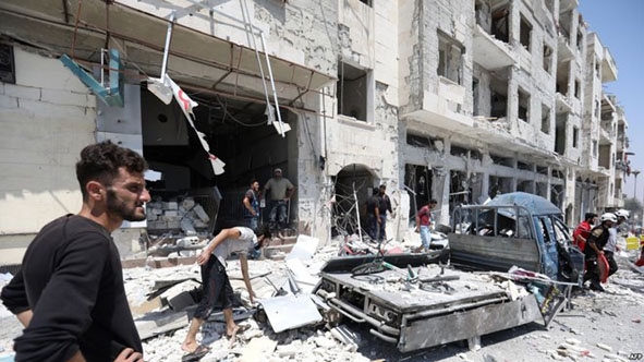 Cảnh đổ nát sau các vụ tấn công tại Idlib. (Ảnh: AFP)