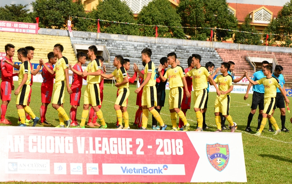 Hai đội chào nhau trước lúc thi đấu.