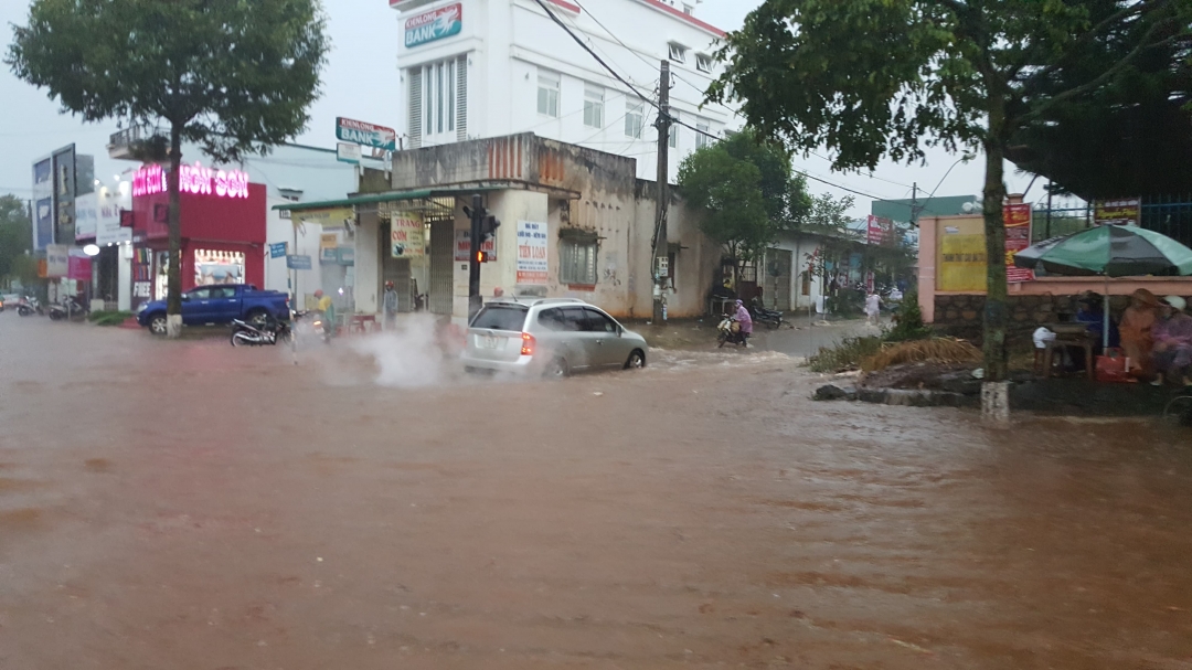 Xe ô tô chết máy dưới biển nước trên đường bộ.