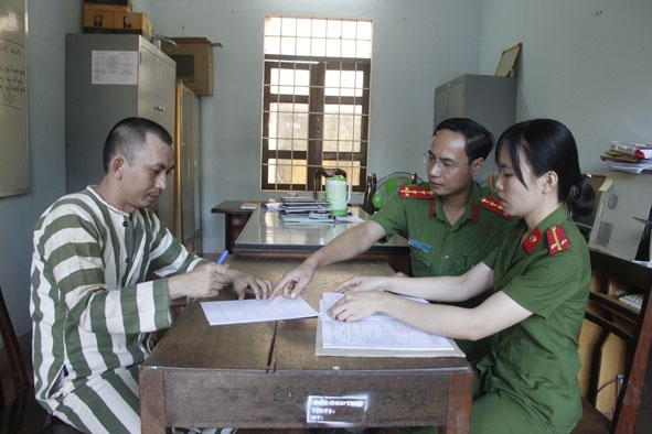 Công an huyện Cư M’gar làm việc với một đối tượng tàng trữ ma túy trên địa bàn. 