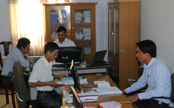 Cán bộ Chi cục Thuế thị xã Buôn Hồ kiểm tra hóa đơn tại một doanh nghiệp trên địa bàn. 