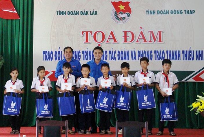 Tặng quà cho học sinh nghèo vượt khó tại TP. Buôn Ma Thuột