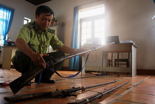 Những khẩu súng kíp tự chế mà kiểm lâm VQG Chư Yang Sin thu giữ được. 