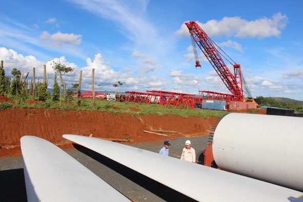 Thiết bị điện gió được tập kết tại công trường để chuẩn bị lắp đặt.  