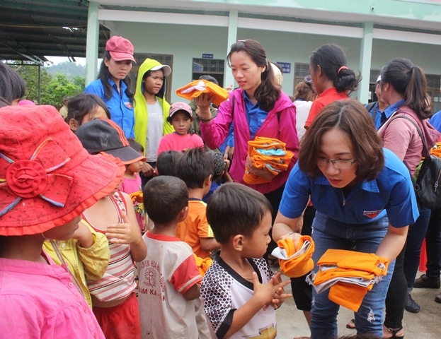 Đoàn viên thanh niên Đoàn khối các cơ quan tỉnh tặng quà cho thiếu nhi nghèo tại xã Nam Ka (huyện Lắk) trong Chiến dịch 