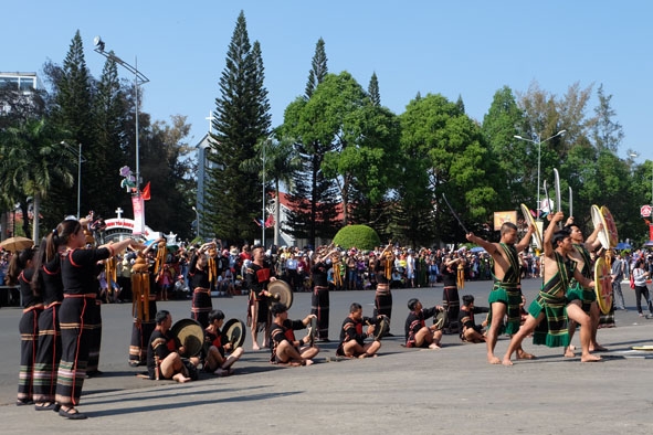 Cồng chiêng tham gia Lễ hội đường phố trong dịp Festival Cà phê Buôn Ma Thuột lần thứ VI - năm 2017 đã mở ra không gian mới cho nghệ nhân trình diễn  âm nhạc cồng chiêng.  Ảnh: L.Hương