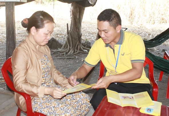 Đại lý thu BHXH, BHYT của huyện Buôn Đôn tuyên truyền cho người dân về lợi ích của việc tham gia BHXH tự nguyện. 