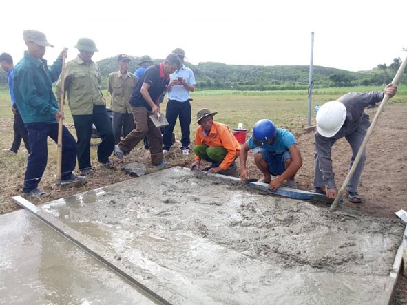 Người dân xã Cư Mta tham gia làm sân hội trường thôn.