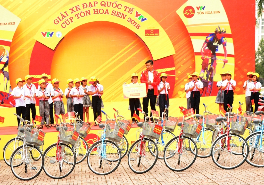 Ban tổ chức trao xe đạp cho các em học sinh nghèo học giỏi.